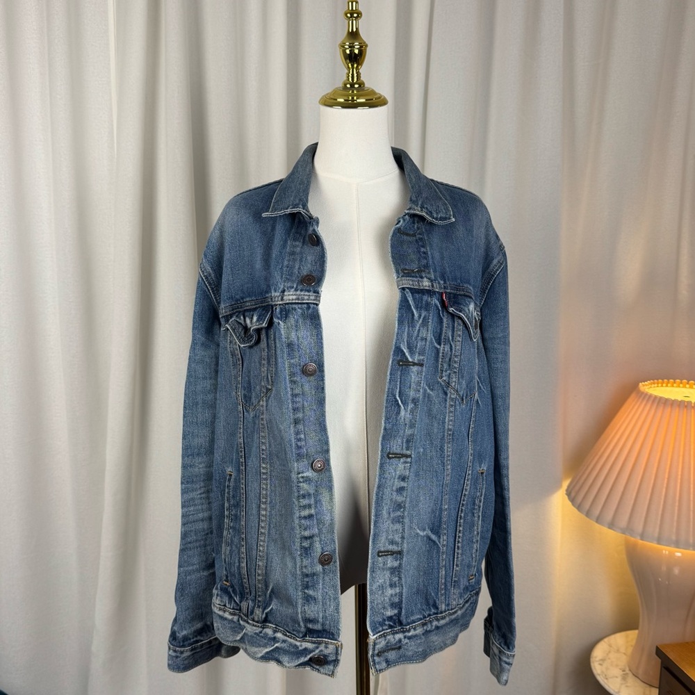 Levi’s Trucker Distressed Denim Jacket in Medium Wash Size L